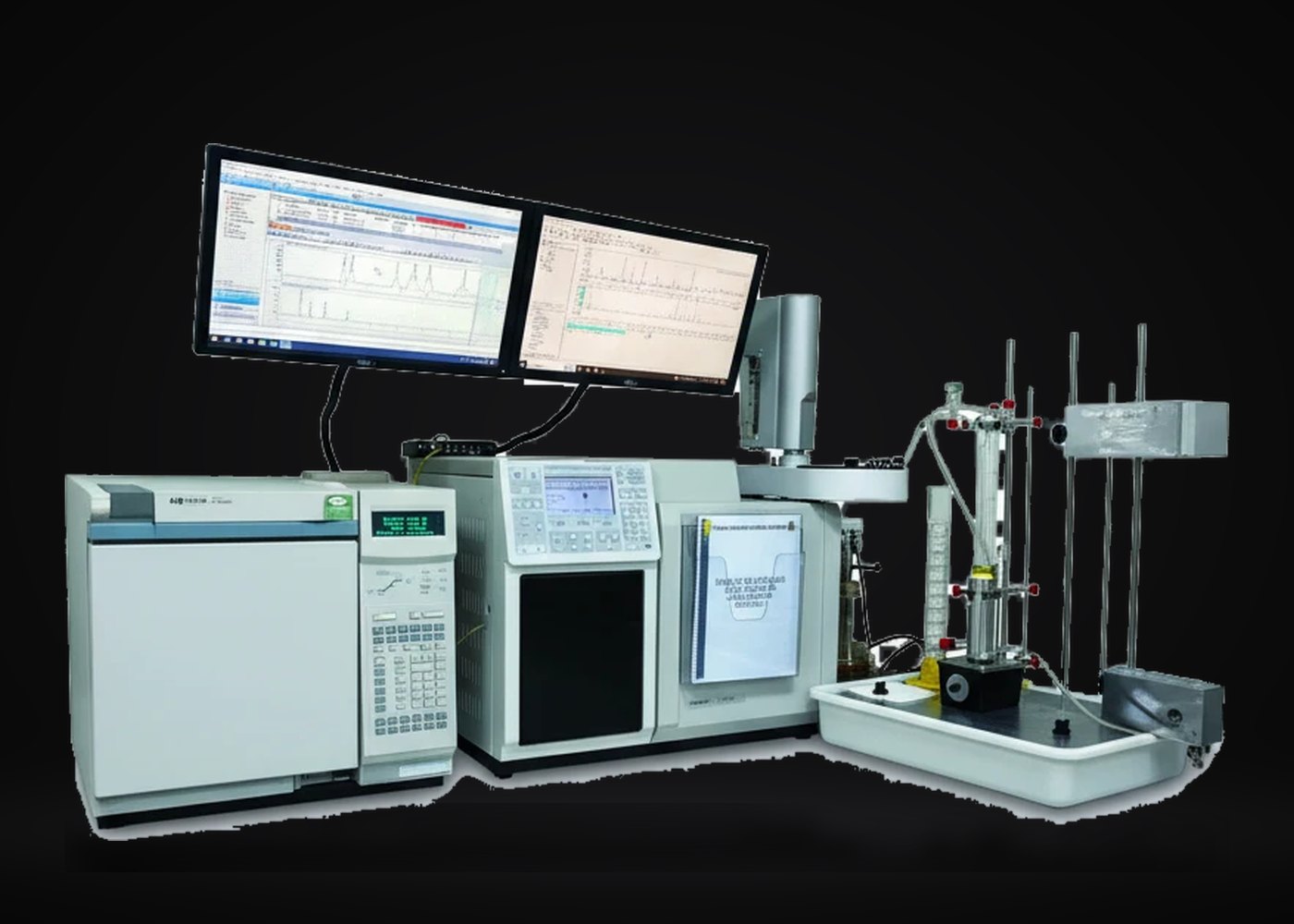 Laboratório com cromatógrafo a gás, monitores com cromatogramas e equipamentos de ensaio do óleo isolante